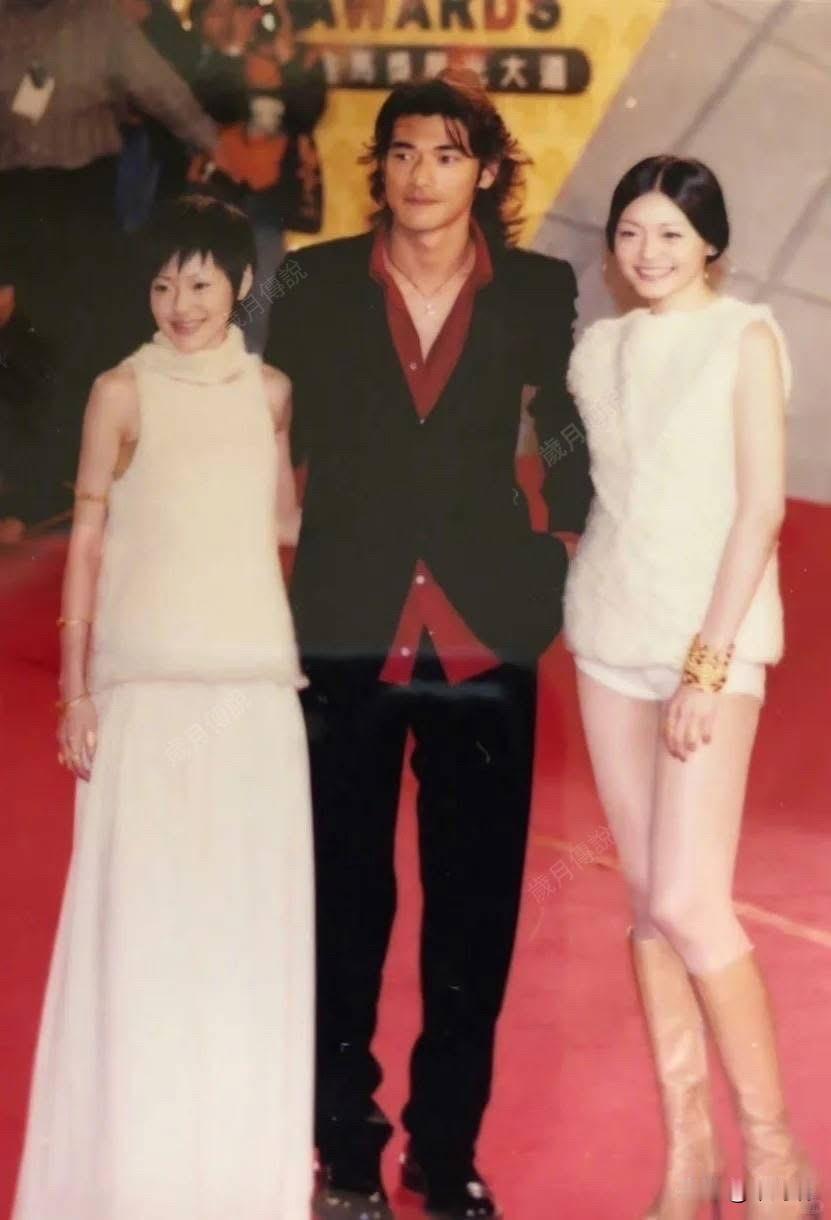 这张照片金城武、大S（徐熙媛）和小S（徐熙熙）多年前在金马奖星光大道现场红毯上的