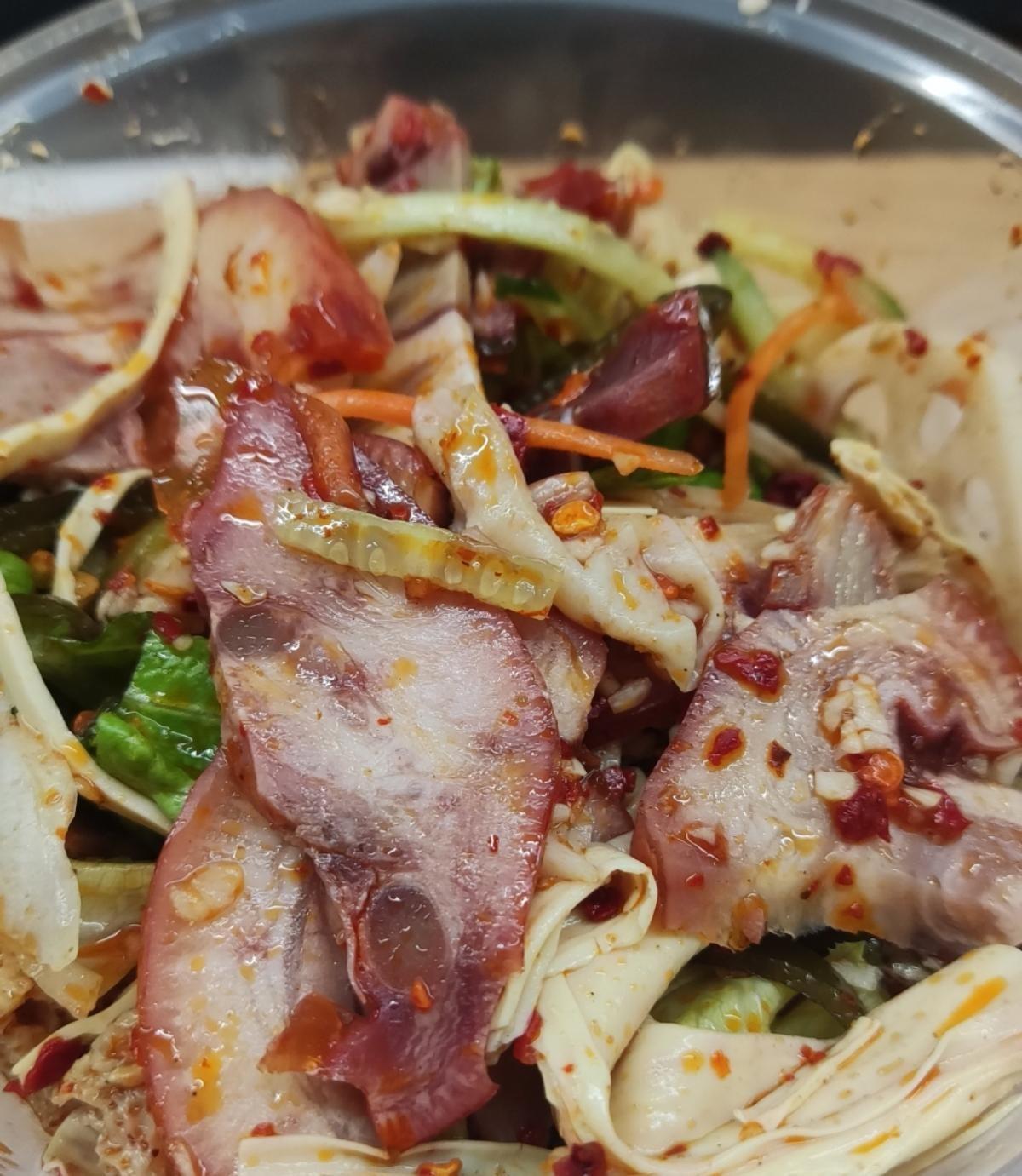 老公昨晚非要吃猪头肉配白酒，整个屋子都是那个味儿，熏得我直接躲进卧室。他一边啃