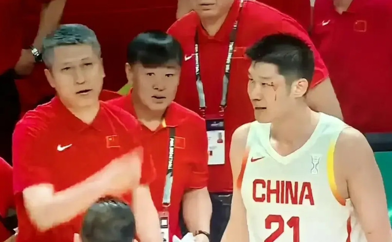 谁说国内教练就不如外国教练?中国男篮在刚刚结束的亚洲杯男篮半决赛，中国队在主