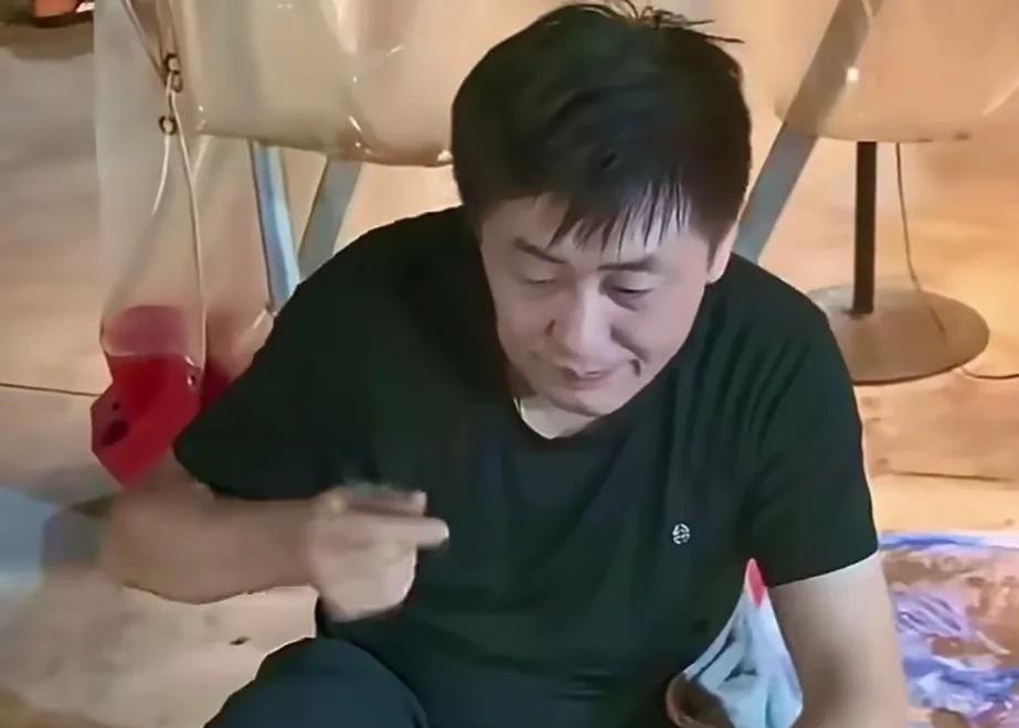 直接破防了！夜市摊主撞脸张雪峰，总感觉好像他回来了一样！河南平顶山夜市一段视