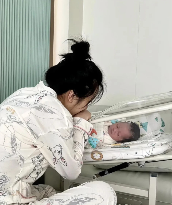 闺蜜月子里，直接将拖鞋甩到婆婆脸上！闺蜜刚生完孩子没多久，在家坐月子。由于是