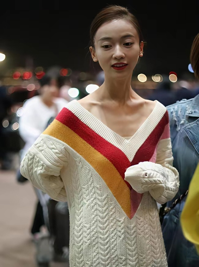 吴谨言当妈之后貌似胖了一些，脸蛋都有肉了。比起以前干瘦的样子，好看很多。