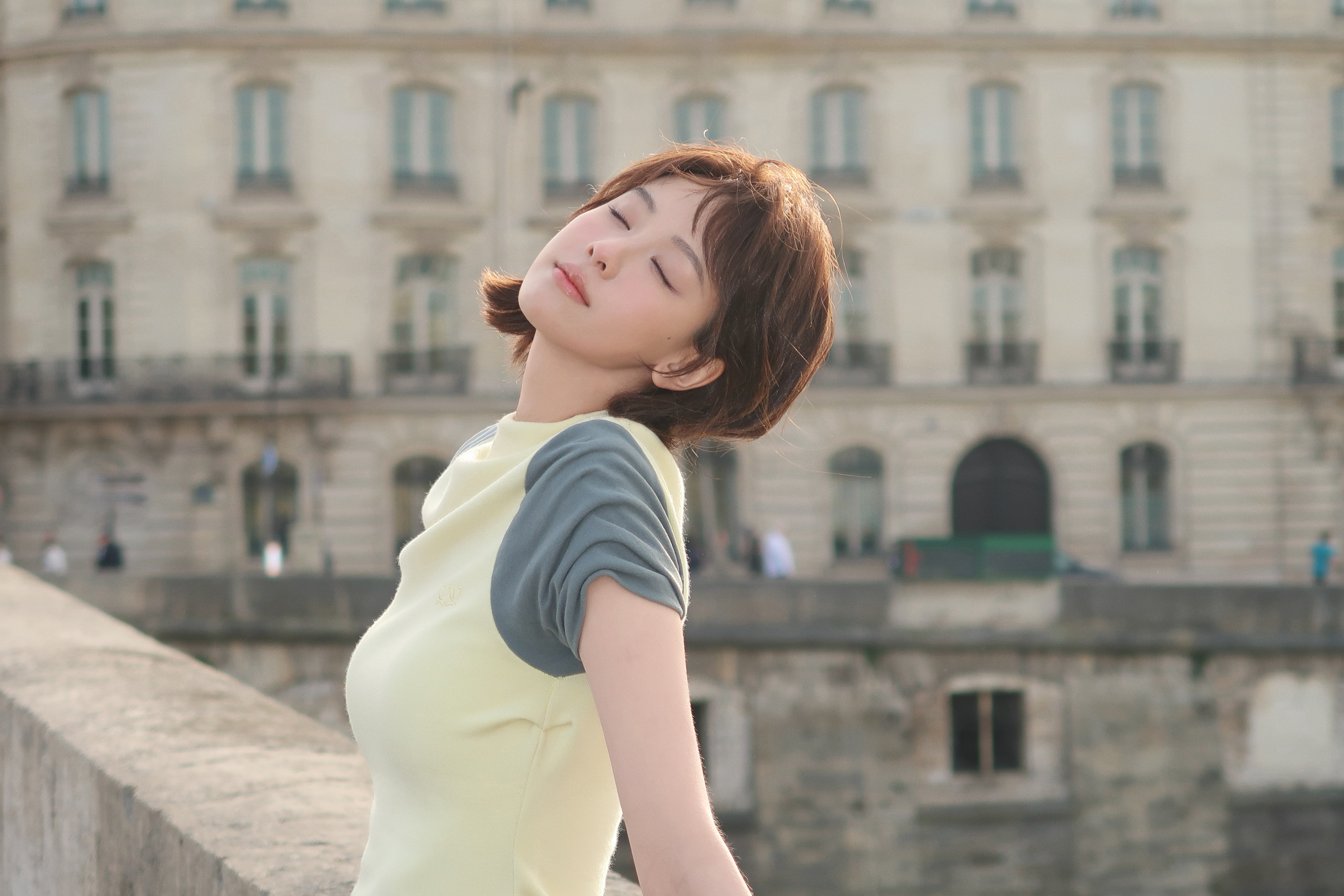 陈都灵不用去卢浮宫了，因为已经遇到艺术品了 陈都灵在巴黎拍了拍你