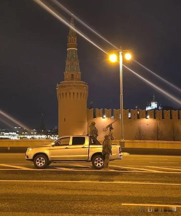 俄罗斯的“特别军事行动”按计划进行。在莫斯科，士兵们用机枪封锁道路，乌克兰无人机