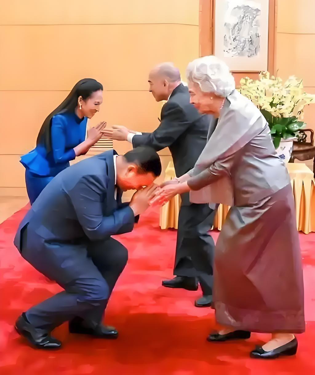 西哈莫尼就是不一样，把柬埔寨直接交给洪森，自己和太后提前了十天来参加九三阅兵。