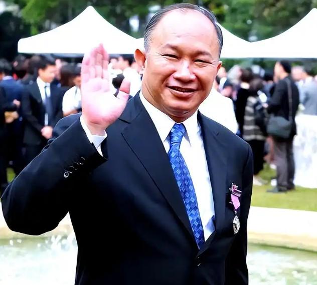 2012年，著名导演吴宇森被查出患上中期淋巴癌，为了治病，他卖掉了北京的房产赴美