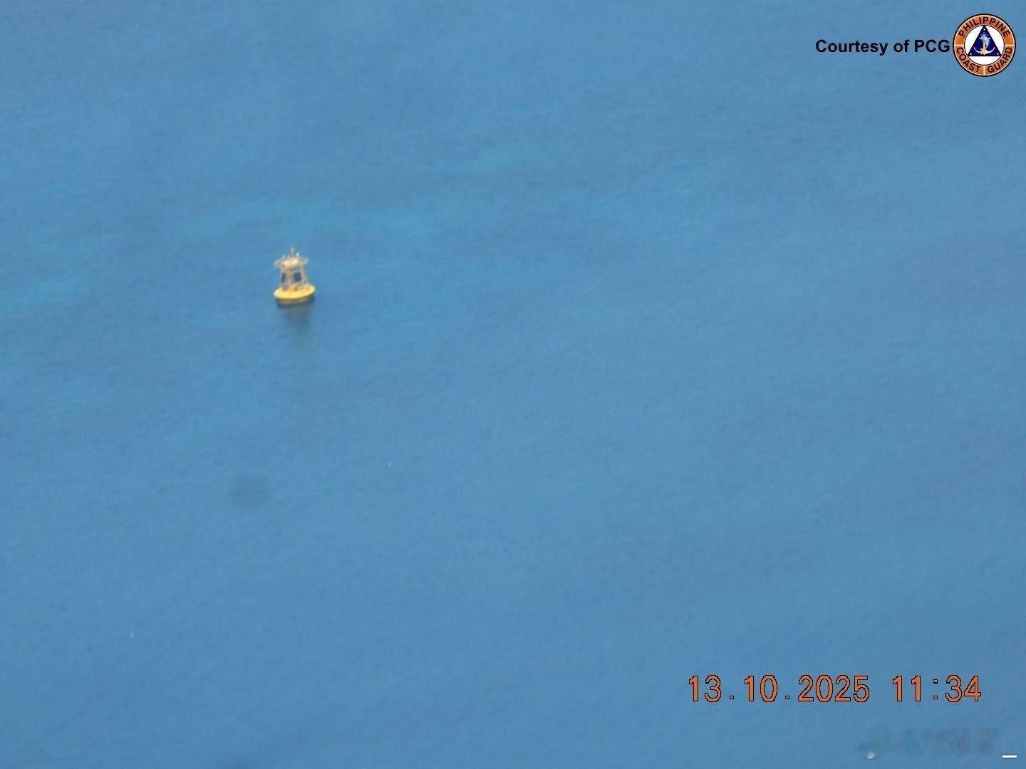 菲律宾海军称在黄岩岛潟湖内发现类似浮标的物体，以及不明水下人造物。菲军正在调查云