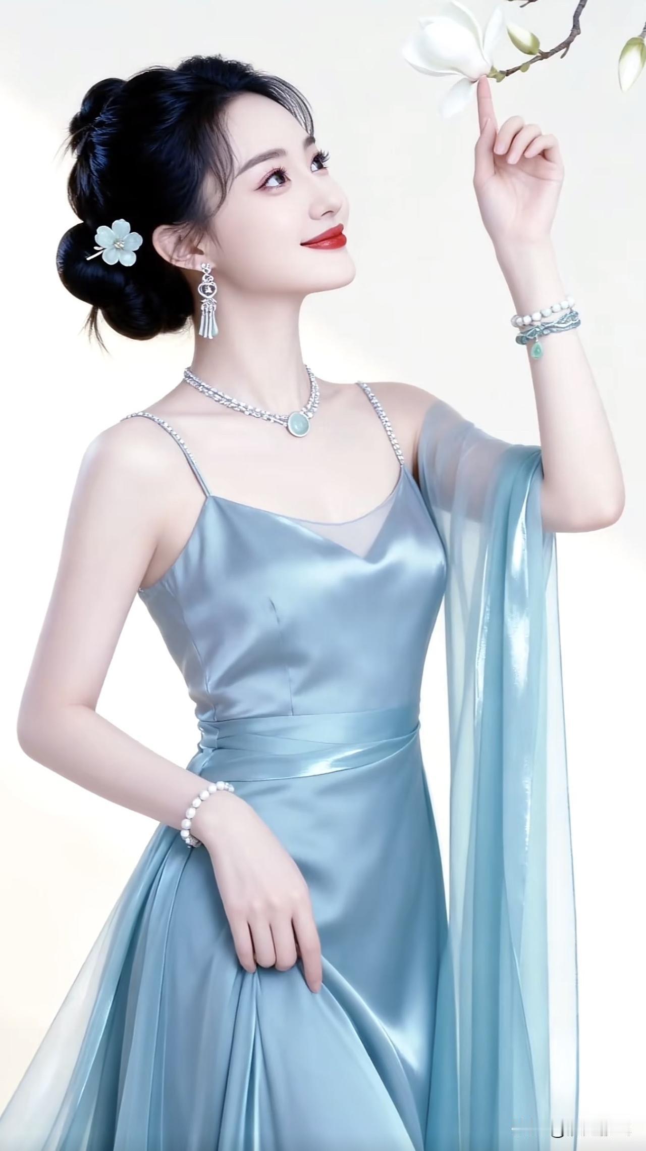 优雅蓝裙，花间仙子，尽显温柔与高贵淡雅蓝裙照梦幻蓝裙造型蓝白裙穿搭梦幻蓝裙