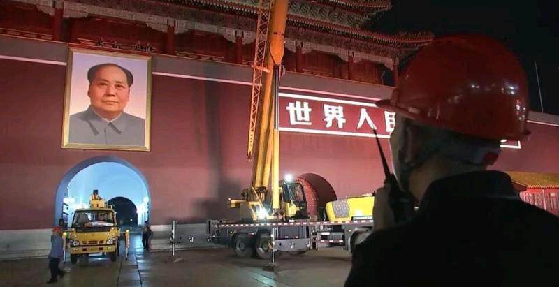 据《北京日报》报道，每年中国国庆节前夕，天安门城楼的毛泽东画像都会迎来“换新”工