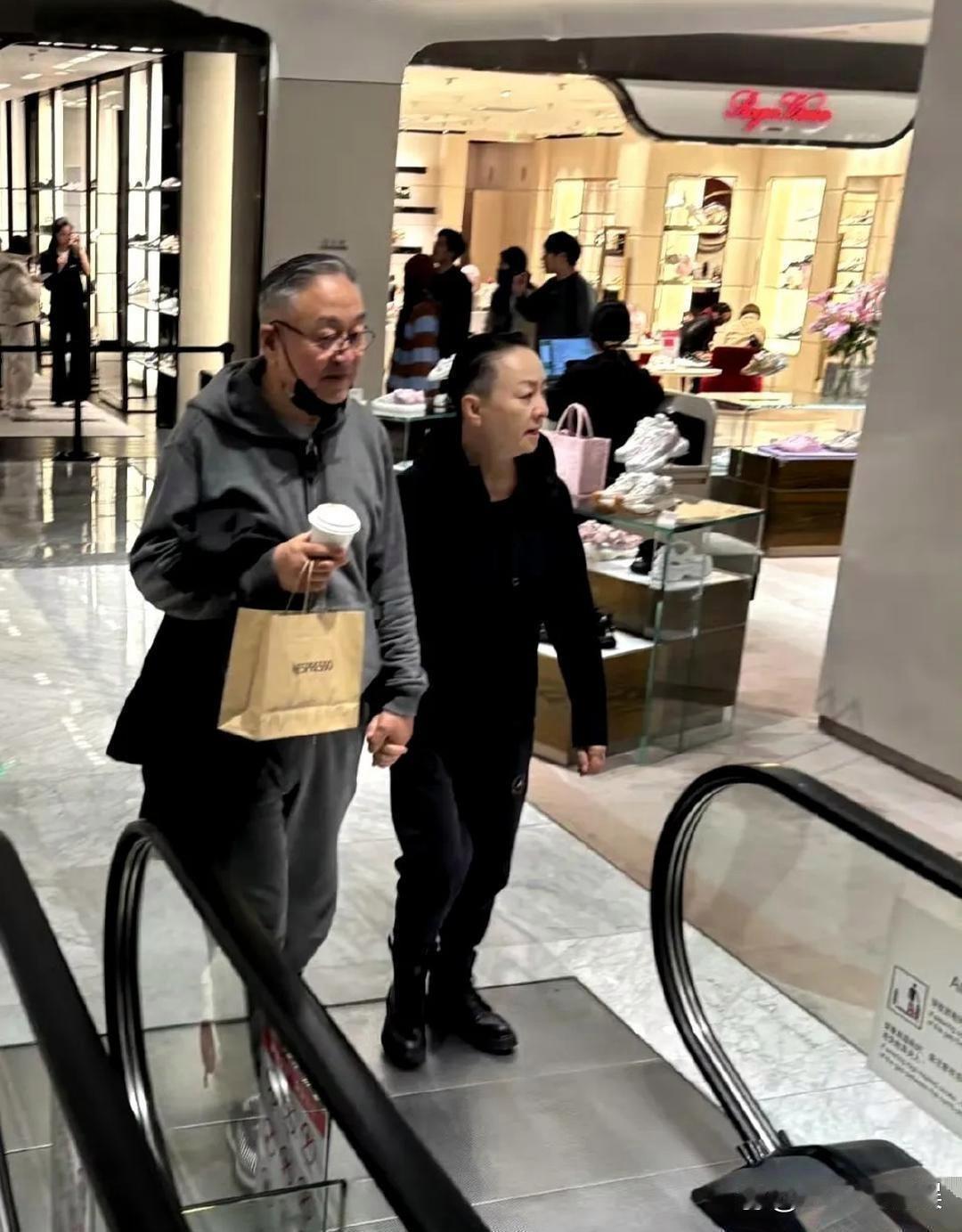 宋丹丹和富豪老公逛街被偶遇，网友直呼：这才是真有钱人的穿法，舒服又低调！宋丹丹