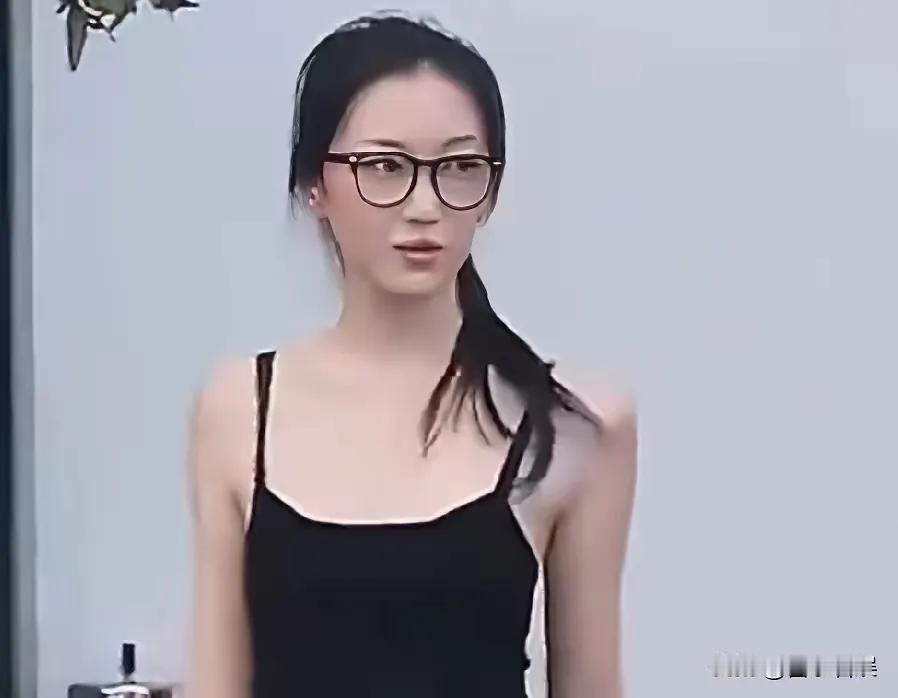 现实里20岁的李嫣真的完成蜕变，高挑纤瘦，穿搭随性简约，高马尾配黑框眼镜，松弛又