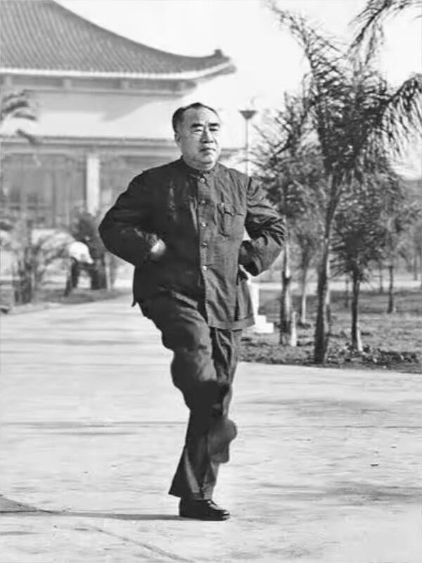 历史知识朱德正在锻炼，练习自创的“朱氏体操术”。​​​