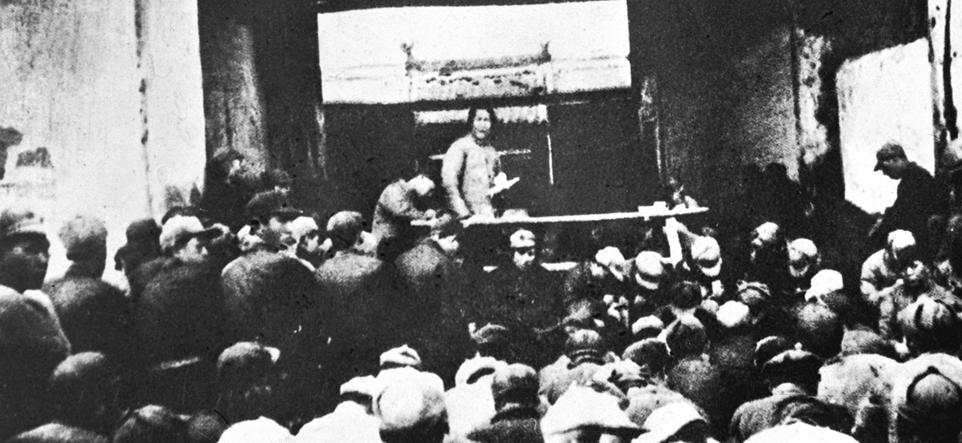1943年夏，延安窑洞闷得像蒸笼。毛泽东正给干部们作报告，前排突然站起个人，抓耳