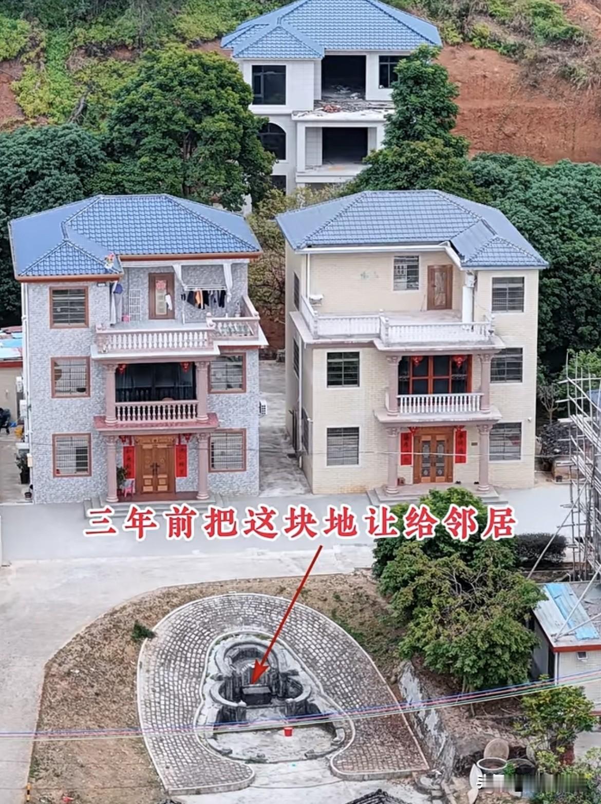 三年前把这块地让给邻居，没想到邻居却拿来建这玩意。我是有多么后悔啊[捂脸哭][