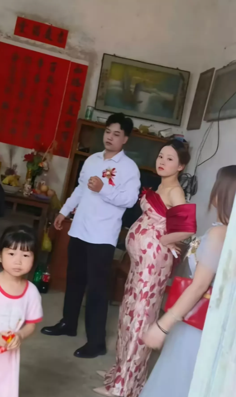 广西钦州，有一位阿姨在网上诉苦，年初的时候，女儿的男朋友来他们家过年，顺便商量彩