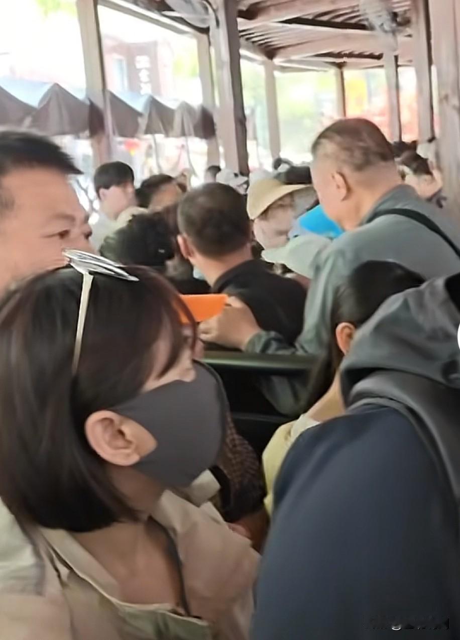 河南老君山，坐缆车排队排了两个半小时。人多的乌泱乌泱的，这还是在五一节前，过节的