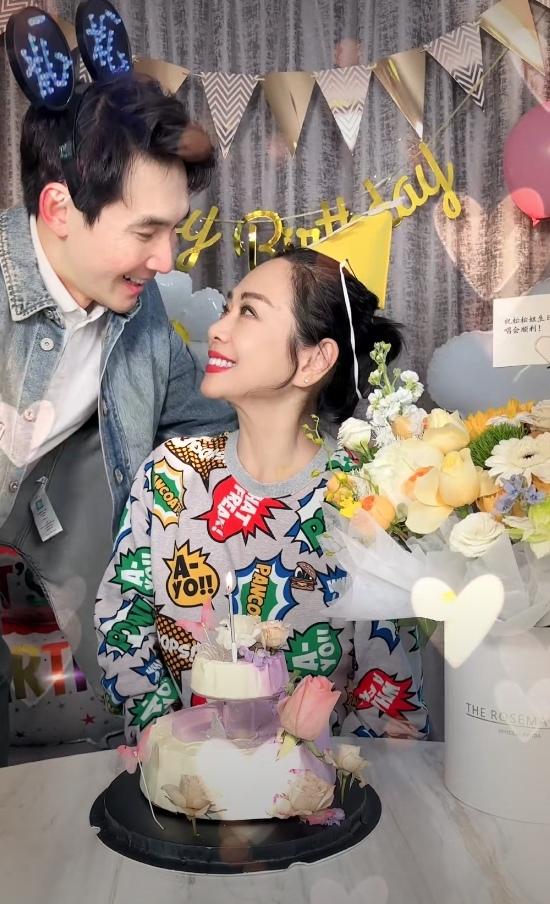 张铎陈松伶同框，秀减龄的同时也把恩爱也秀了，如此画面好浪漫啊，幸福感爆棚…