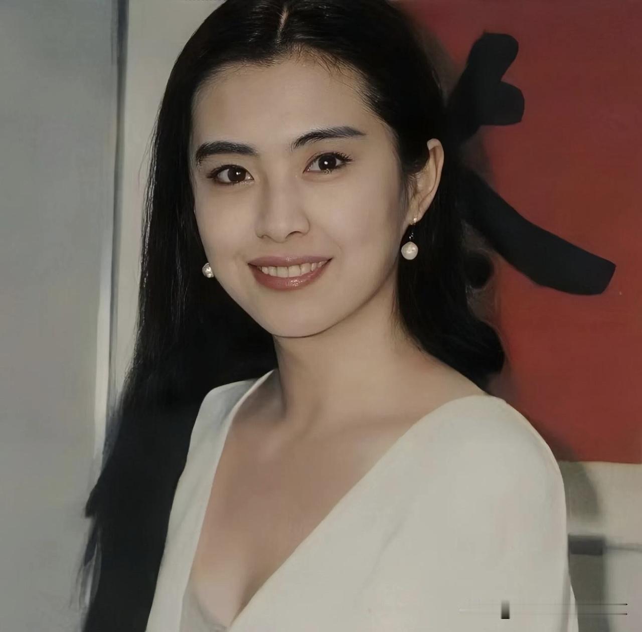 90年代第一美女，比李嘉欣还要漂亮，高高的鼻梁，大大的眼睛，年轻的时候她的眼睛就