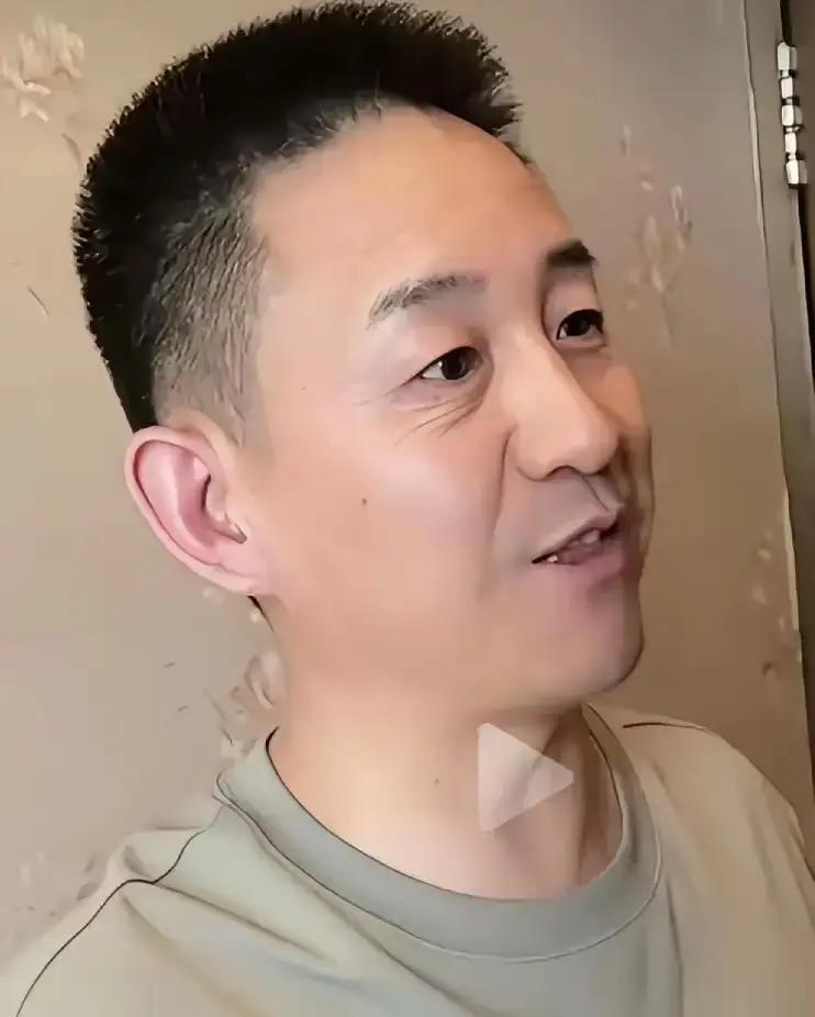 推开北京家门的那一刻，满地的乱鞋和桌上没洗的碗筷直接把霞姐的火气拱到了脑门上