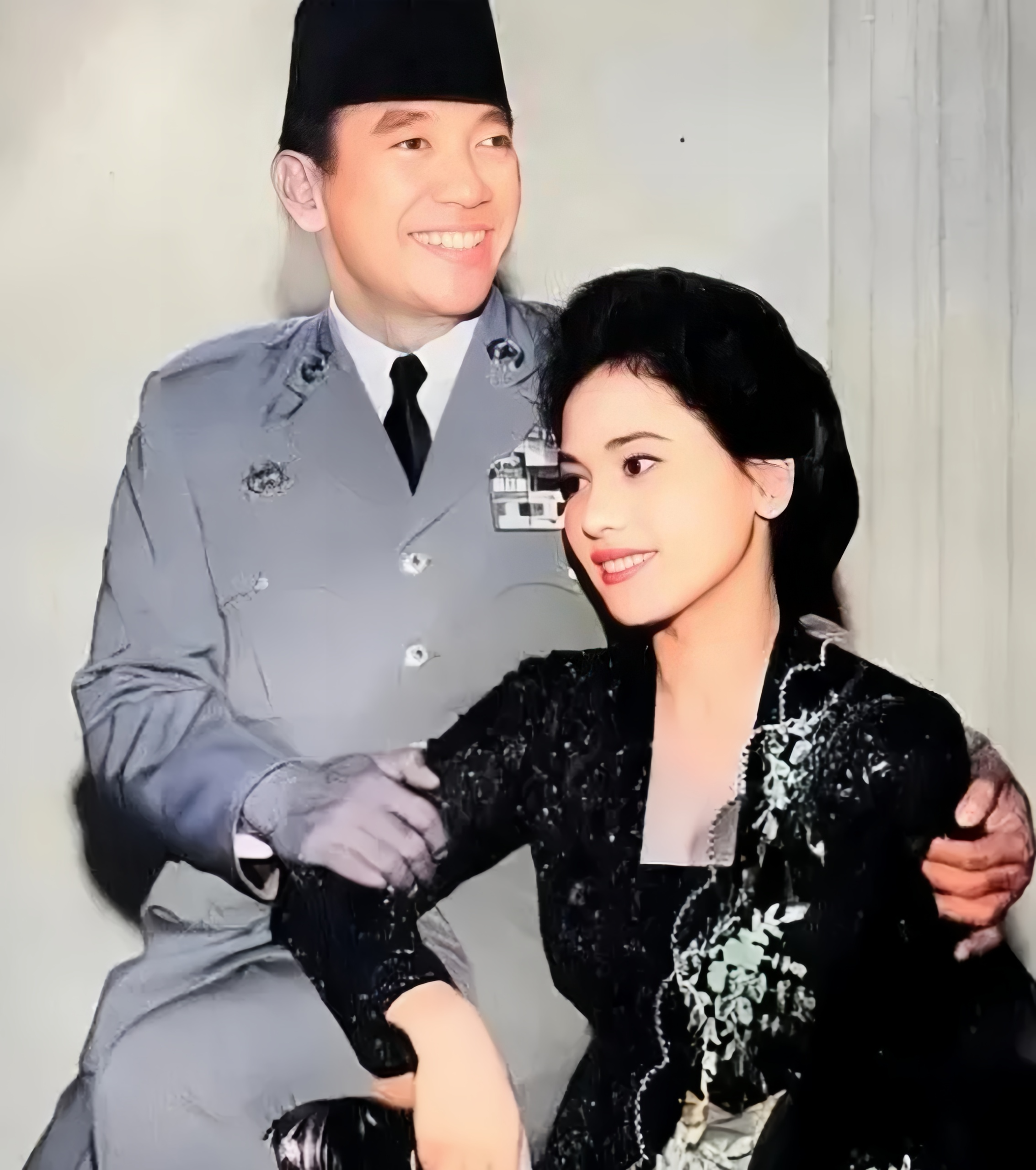苏加诺是印度尼西亚的开国总统，其人风流倜傥，几个妻子个个貌美如花。他访问突尼斯，