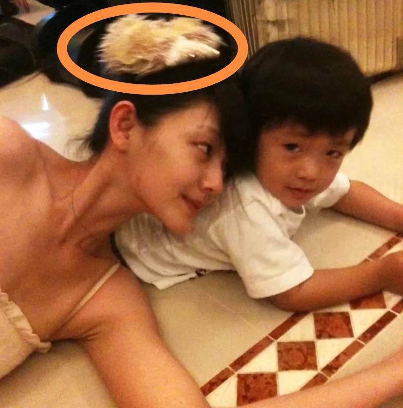 没想到大S早期在私底下，她也在头上戴一朵很大的白色头花，说实话，看着确实有点夸张