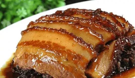 有几道川菜，特别好吃，但从今以后我是不敢做了。第一道回锅肉。回锅肉炒卷心白加