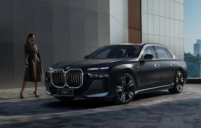 91.9万起的2026款宝马7系上市了，看完后我想问，都哈年代了，夹层玻璃还都能