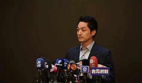 蒋万安是不是蒋介石后代这事儿，民进党居然主动闭嘴了！台媒爆料，赖清德亲自下令"别