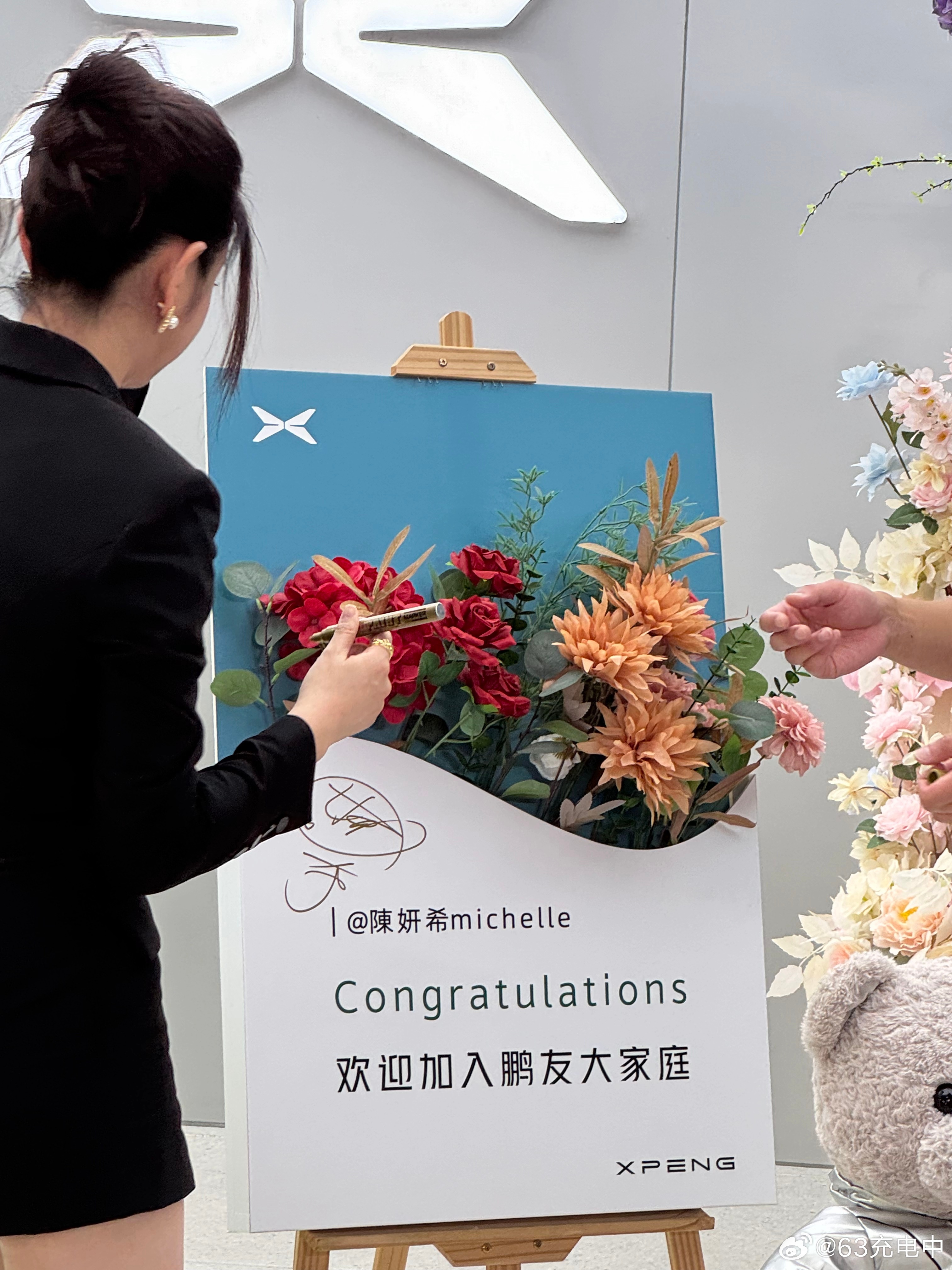 陈妍希在上海提小鹏P7了之前在一个位置拍过G6的提车照片[大笑]陈妍希上