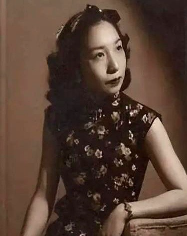 1941年一天深夜，戴笠把他的秘书周志英抱到了床上，两人一番激情过后，周志英依偎
