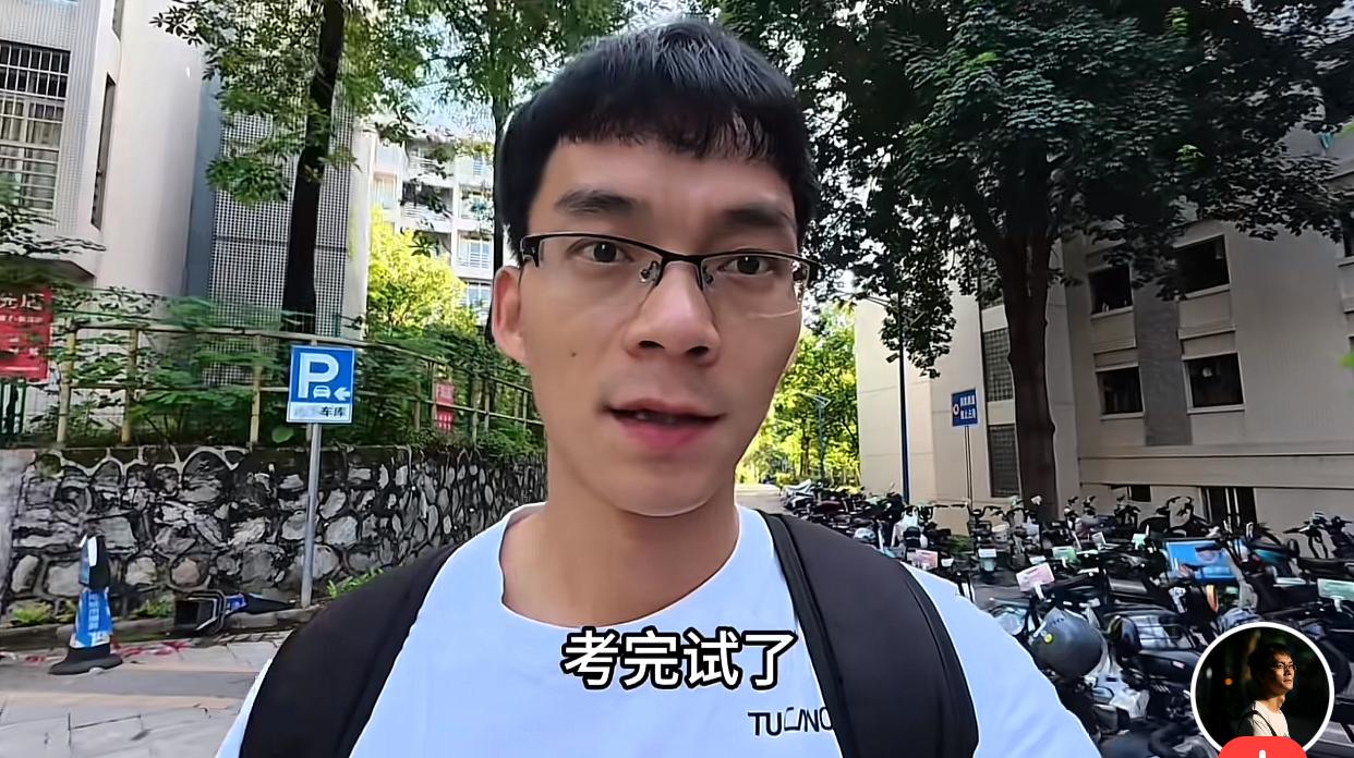 在读大二的唐尚珺期末考试完了，今天约了两三个同学一起去爬山，30多岁的大学生过得