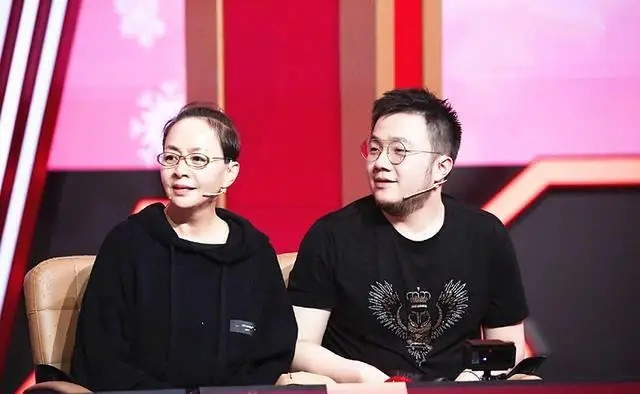当年，宋丹丹对巴图说:“有喜欢的女孩就大胆去追，妈妈绝对不会干涉你。”可是当巴图
