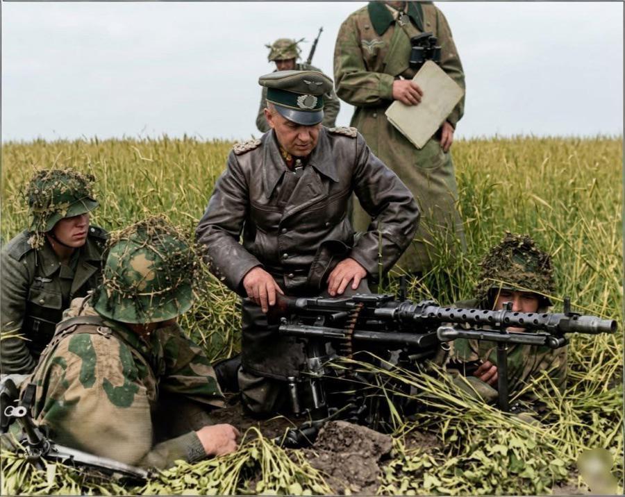 二战末期的1944年，德军元帅瓦尔特·莫德尔在波兰视察期间，正与一支通用机枪班组