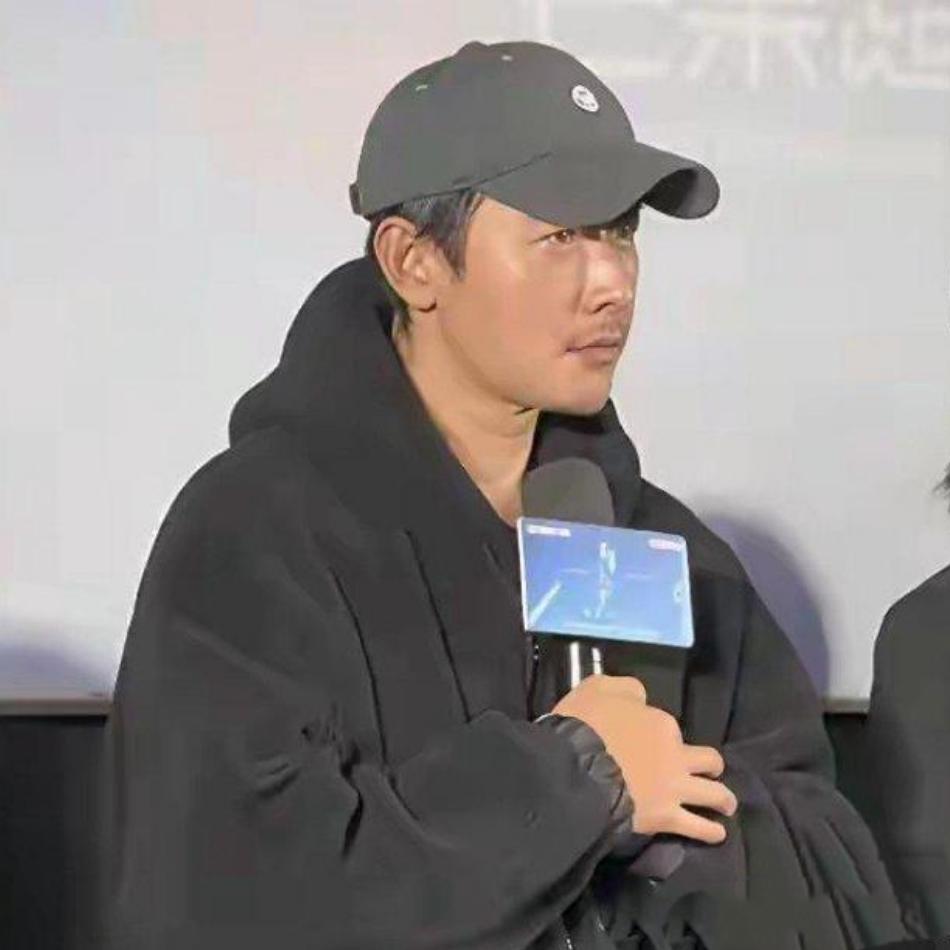 胡子拉碴的罗晋，藏着最戳心的孝道！唐嫣相伴，停工尽孝！罗晋用老规矩诠释什么叫刻在