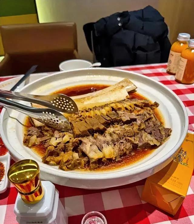 其实，预制菜没啥大惊小怪的，我们自己家冰箱不就是预制的一种吗，为啥在外边吃就不行
