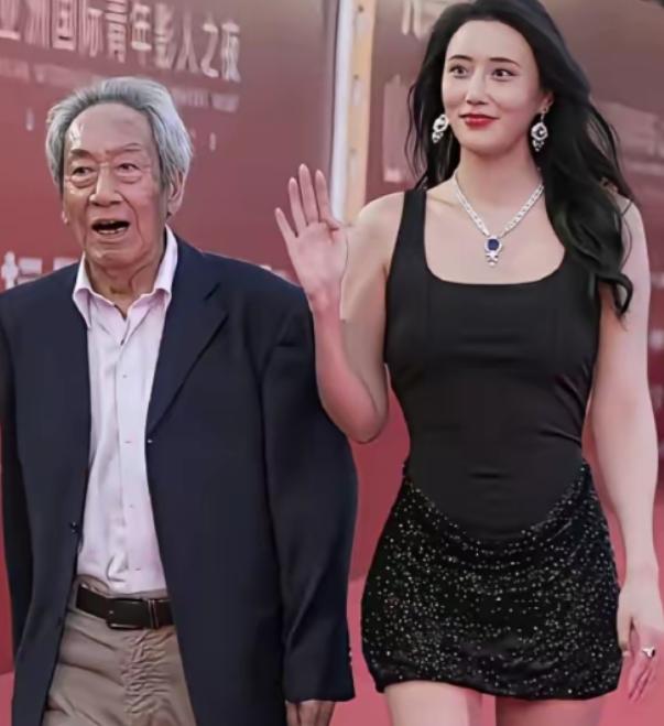 80岁老戏骨王奎荣，居然娶了个年轻漂亮的老婆！更让人想不到的是，当初是女方主动