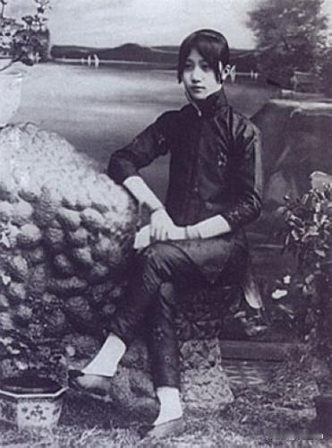 1929年，成都的一条深巷里，30岁的董竹君光着脚在石板路上狂奔，身后是举着菜刀