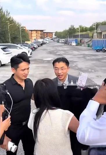 女粉丝不远万里过来给偶像郭有才送花，这位女粉丝抱着九百九十久朵漂亮的玫瑰花花，上