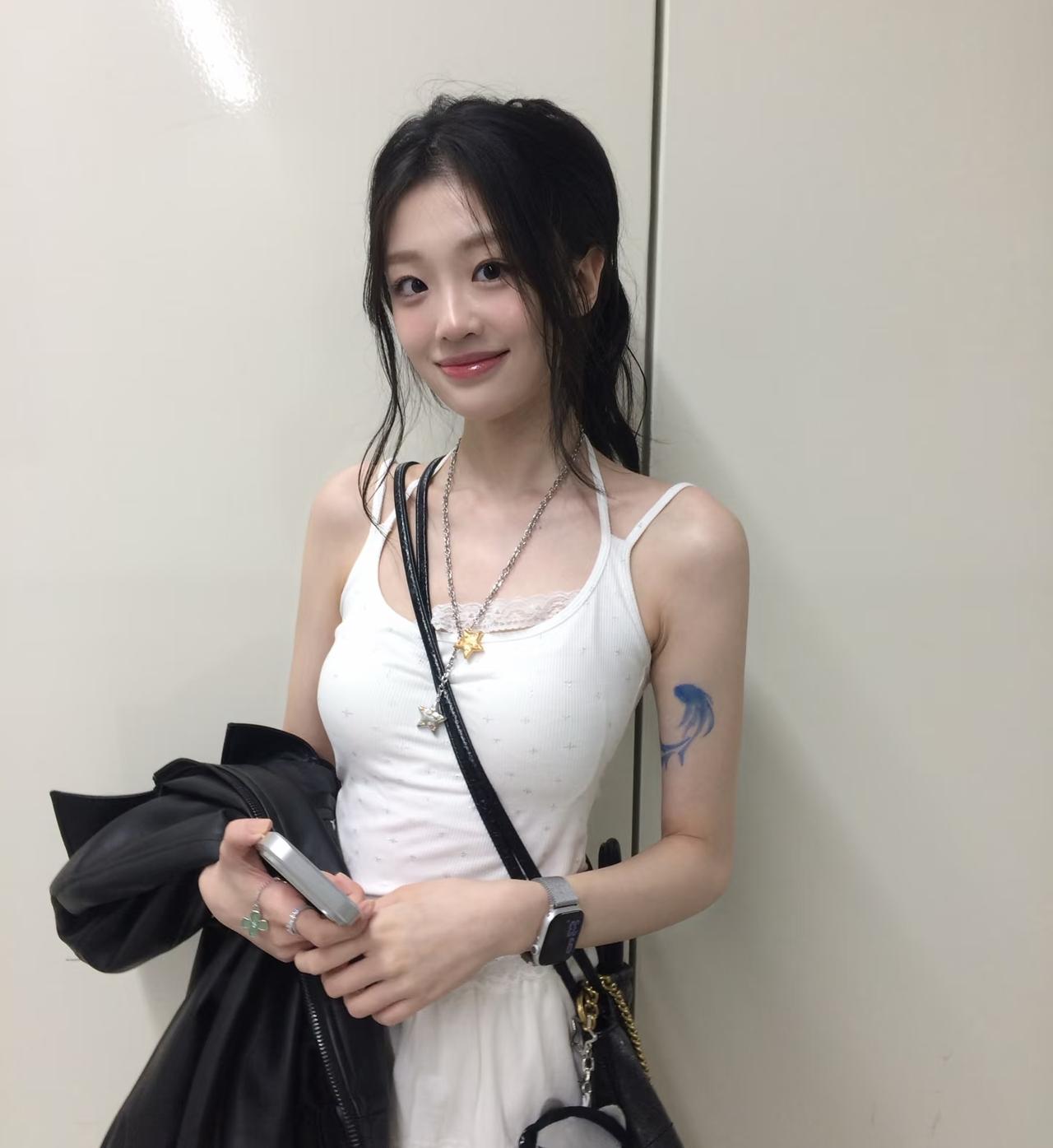 年轻人一定不要纹身，特别是女孩子我朋友的儿子在自然资源局上班，经人介绍和一个卖衣