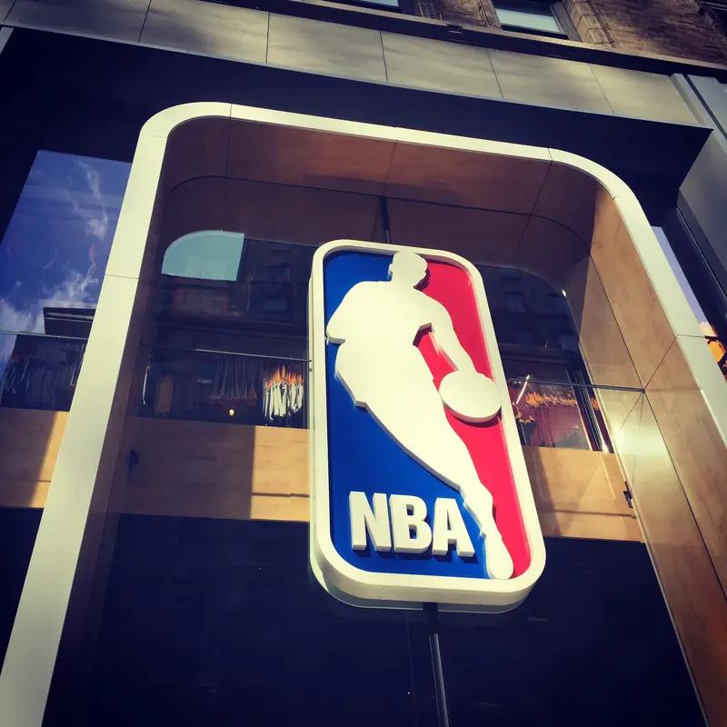 姚明于2002-2011年在NBA效力9个赛季，满足“效力满3个赛季+年满4