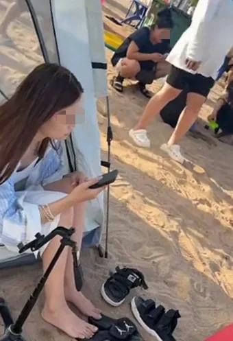 近日，女子在兴城一处海滩搭帐篷，被人收费，她交费后索要发票，被收费人员拒绝，双方