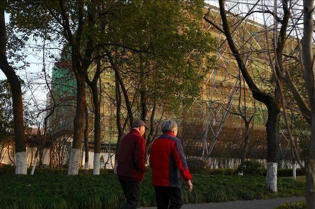 我和老伴儿商量好了。我们俩不管是谁先走掉。对后事的安排，已经板上钉钉。告诉了两个