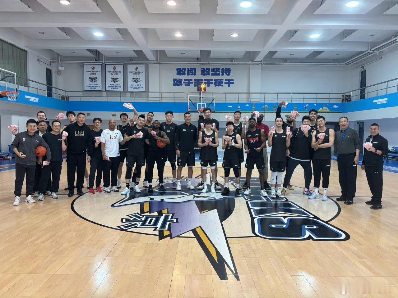 北京首钢破五过后，全队开始集中训练，川队策划了一个扔骰子活动，给大伙发红包啦详