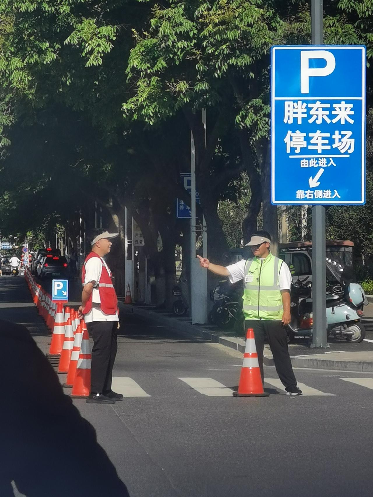 因为胖东来停车场需要排队进入的原因，导航往往给你领“错”。造成这种情况，既不是