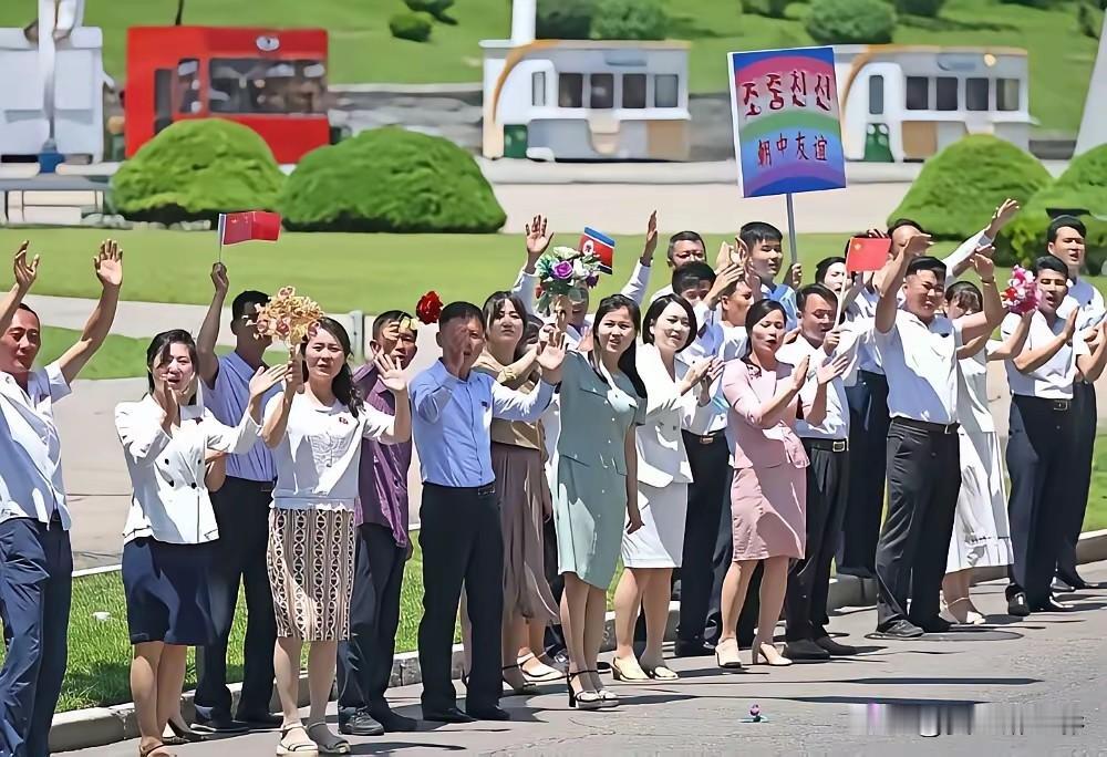 我敢这样说，只有去朝鲜访问，普通市民们才会这样夹道欢迎！这事儿说出来可能有人