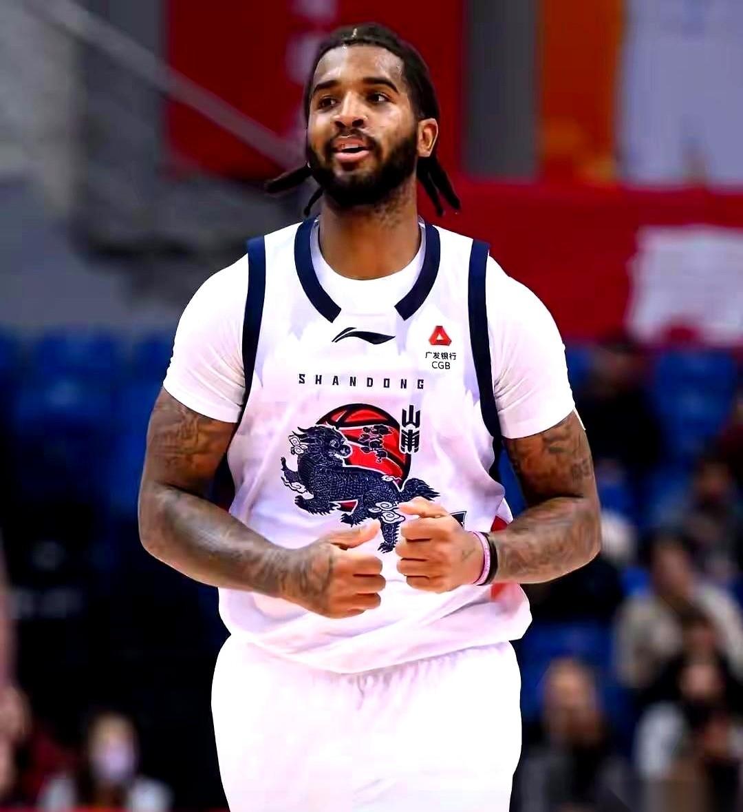 山东男篮这头十场球打下来，数据单往桌上一拍，活脱脱就是两个人格。进攻端，简直是