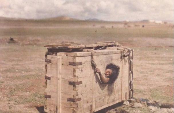 1913年，蒙古乌兰巴托，一名女子因犯通奸罪，被实施“箱刑”。木箱的缝隙里露