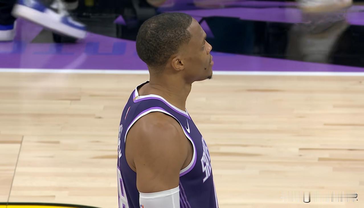 我强烈建议国王老将威斯布鲁克就地退役！在今天国王主场以93：98不敌开拓者的比赛