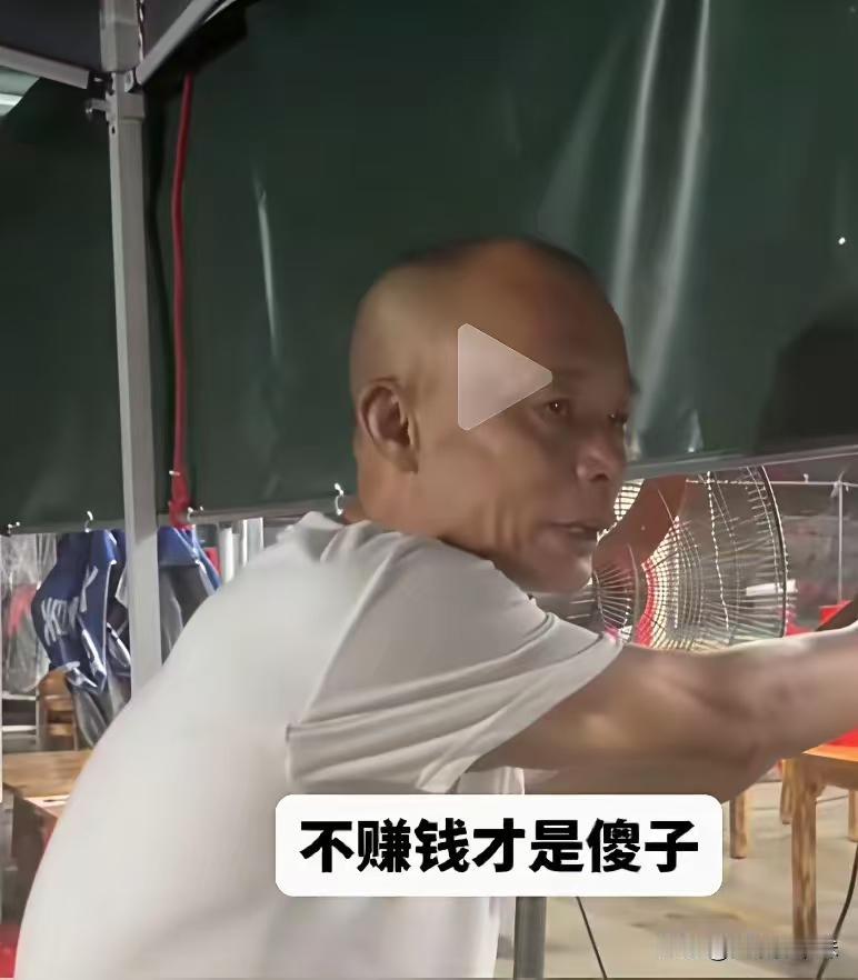 当时他那么说我就不信，没想到露出真面目了，本来就是傻的才去吃，又不是只有他家有，