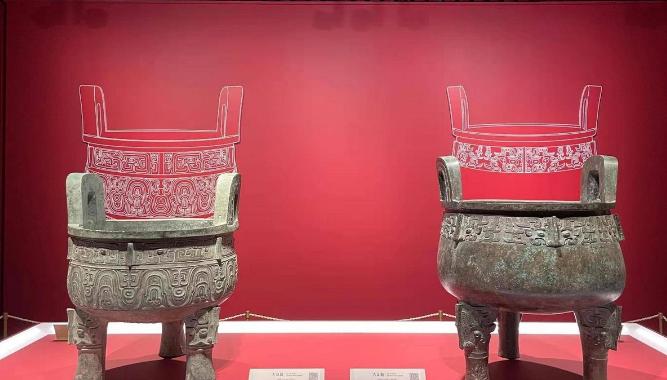 1925年。苏州豪门潘祖年病重，临终前，他支开旁人，只留下20岁的孙媳妇，厚着脸